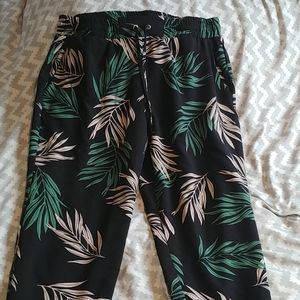 Loose fitting pants, leaf print.